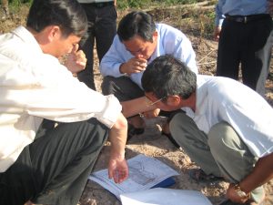 Lanh daoTap doan cung Cong ty di khao sat thuc dia ve dat to nhuong Du an nam 2009