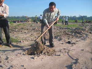 Ong Duong Quoc Viet CT HDQT trong cay cao su ngay ra quan trong moi nam 2010