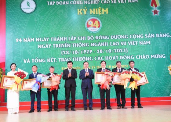 Ông Nguyễn Mạnh Cường – UV BCH TW Đảng, Bí thư Tỉnh ủy (thứ 4 từ trái sang) và ông Đỗ Hữu Huy – Phó Chủ tịch Ủy ban quản lý vốn nhà nước tại doanh nghiệp trao Huân chương Lao động hạng Ba cho 2 tập thể và 4 cá nhân