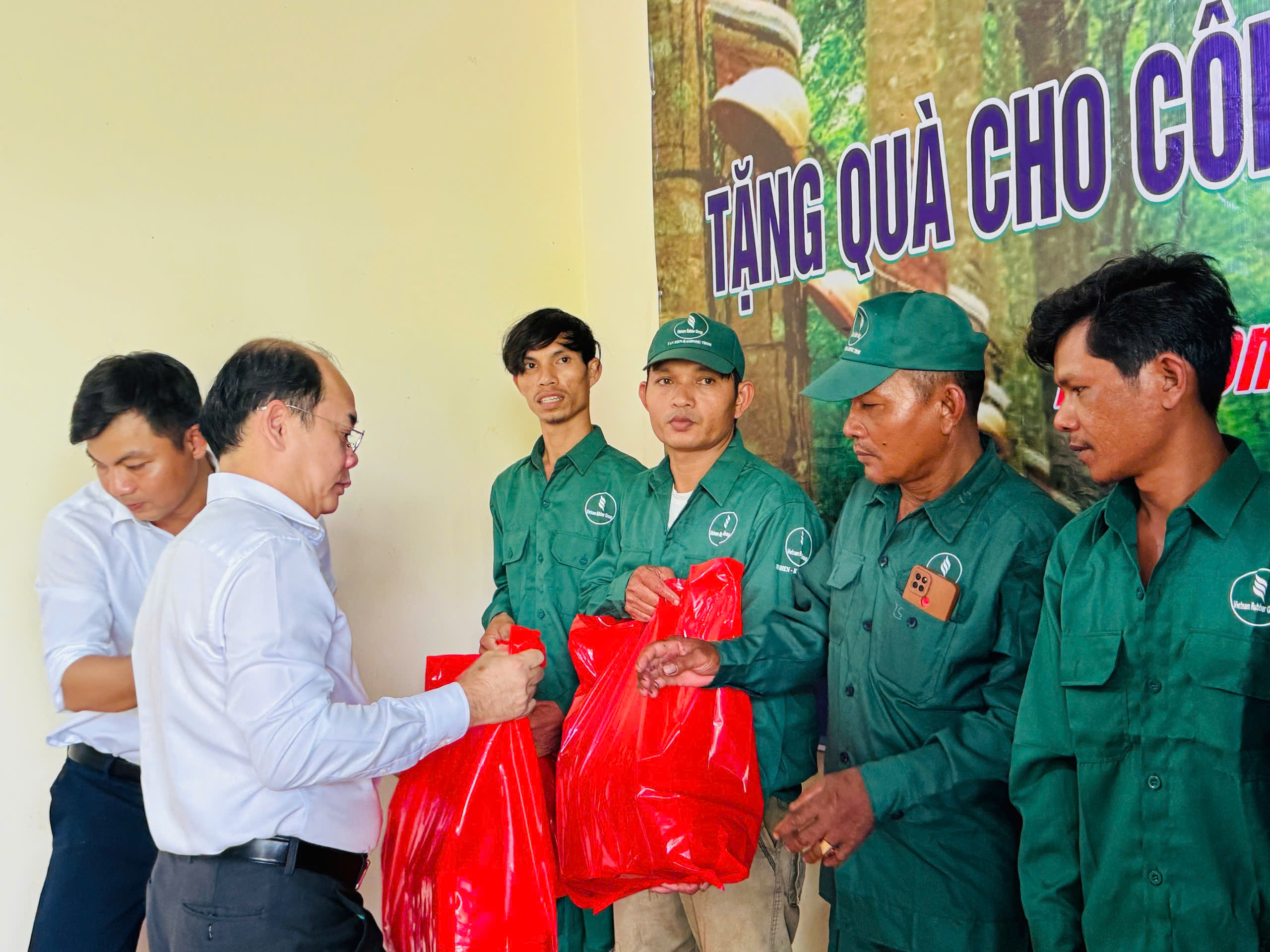 Hưởng ứng Tháng Công nhân năm 2025: Lan tỏa yêu thương, gắn kết người lao động nơi đất khách 2 Thang Tang qua